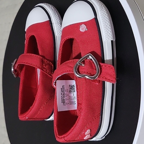 Converse Velcro Closure Shoes with Heart Buckle Infants Size 5 - Picture 2 of 8